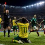 revivez la soirée difficile de yaya sithole lors du mondial 2026 : une erreur décisive et une expulsion qui ont coûté cher à l'afrique du sud face au mexique.