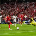 découvrez comment la suisse a remporté son match contre le canada, assurant ainsi la qualification des deux équipes pour les 16es de finale du mondial. revivez les moments forts et les enjeux de cette rencontre décisive.