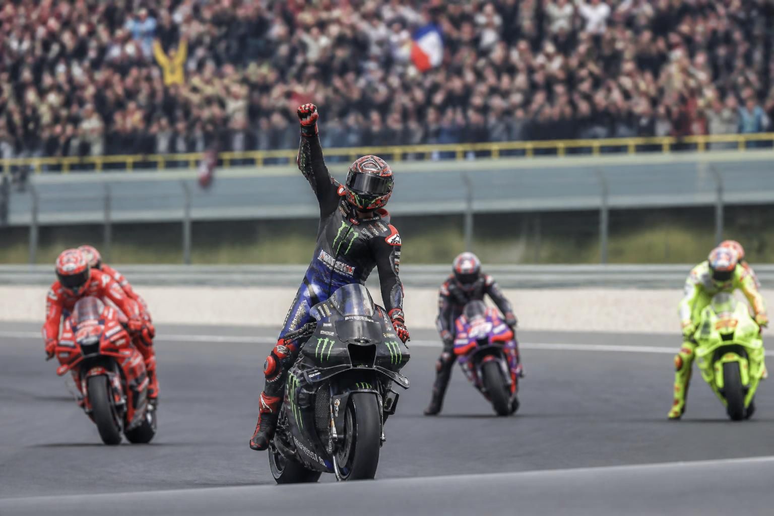 découvrez comment le classement pilotes du motogp a été bouleversé après la course palpitante d'assen, avec quartararo qui profite pleinement de cette situation dans le mag sport auto.