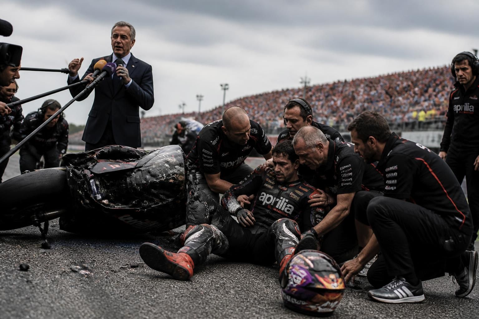plongée dans le chaos chez aprilia après la chute de jorge martín en motogp, avec un dirigeant réclamant des sanctions renforcées pour garantir la sécurité et l'équité sur la piste.