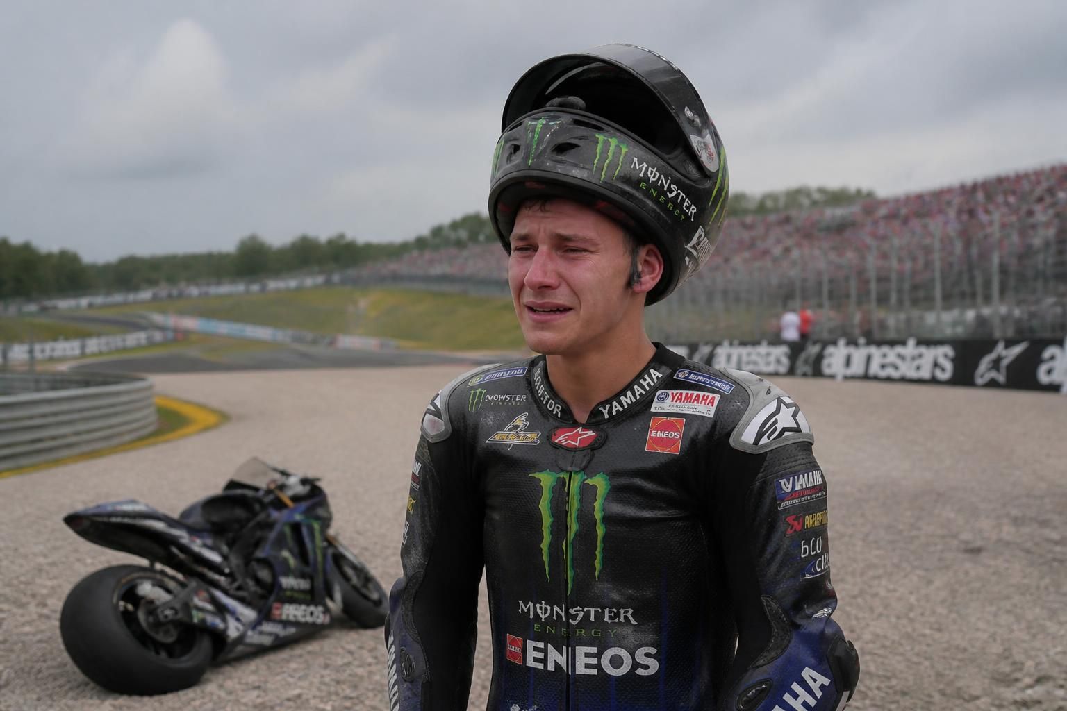 revivez le gp de hongrie en motogp et le parcours émotionnel intense de fabio quartararo, passant de la 6e place à un abandon dramatique.