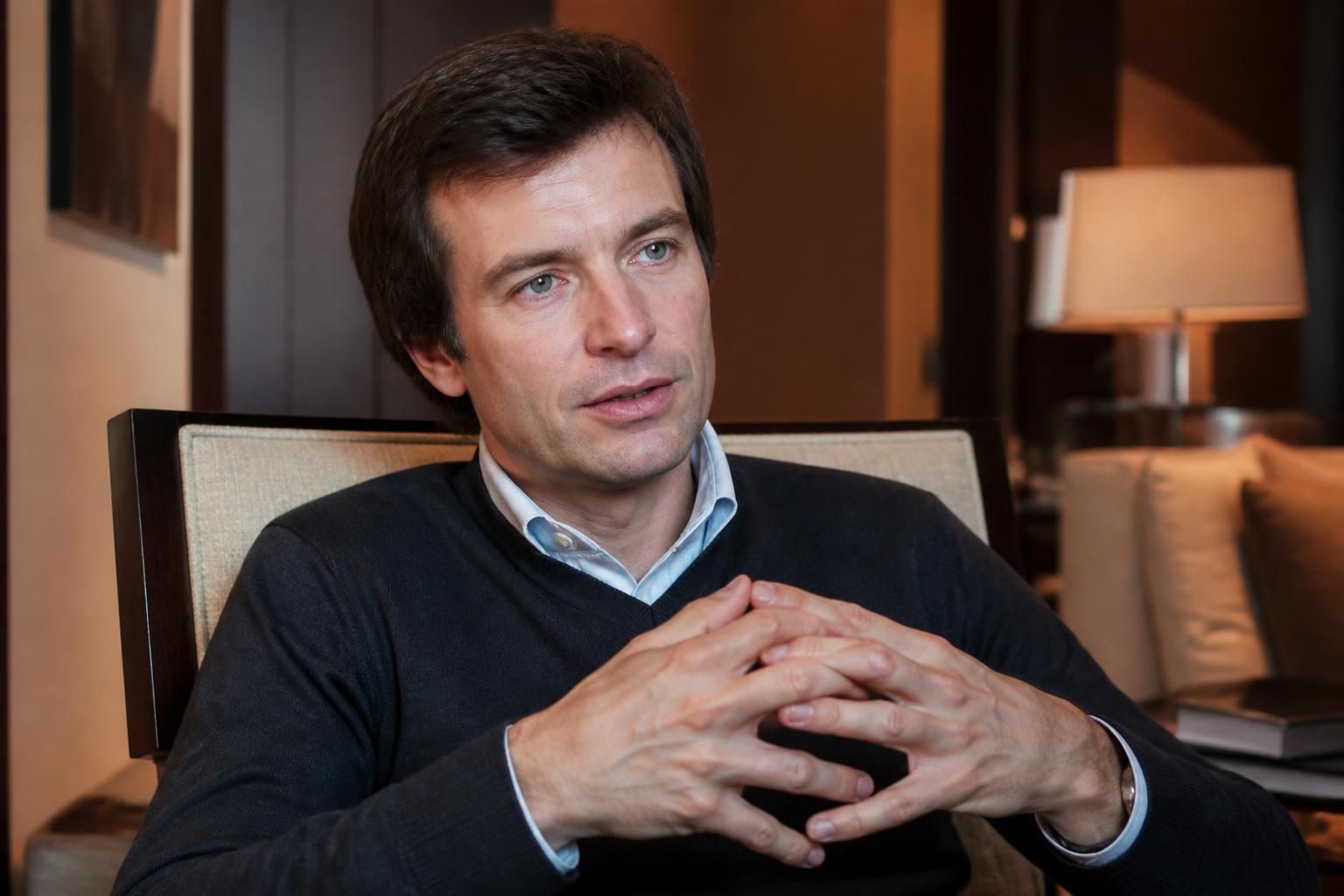 nathanaël de rincquesen révèle son combat secret contre le cancer qu'il a mené en 2010, partageant une histoire de courage et d'espoir.