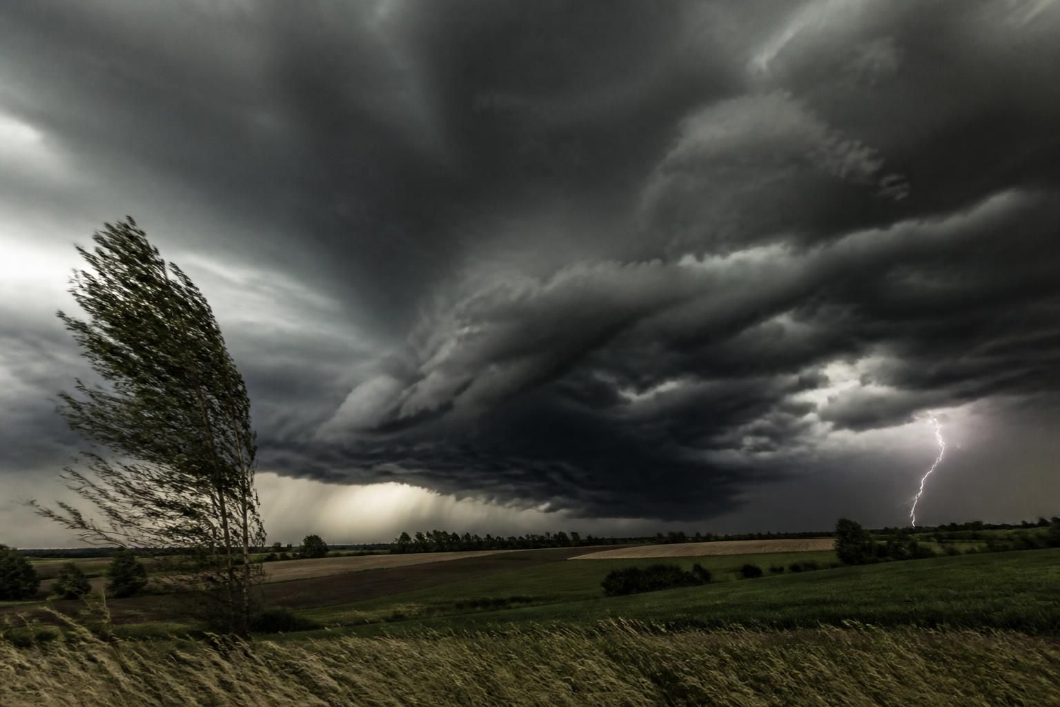 découvrez ce qu'est le derecho, ce phénomène orageux rare et puissant, et comment il pourrait impacter la france ce samedi avec des vents violents et des orages intenses.
