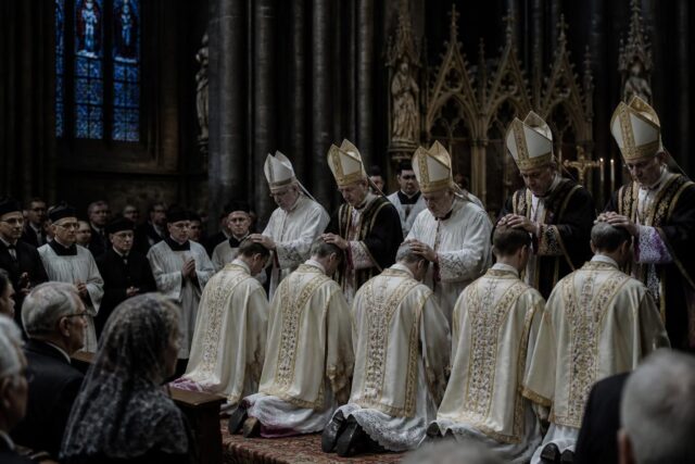 Ordinations-deveques-integristes-vers-un-schisme-imminent-au-sein-de-lEglise-catholique-Liberation-640x427 Sébastien Lecornu : L'ambition de se transformer en taureau salers pour séduire les Auvergnats en pleine crise