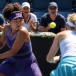 découvrez comment osaka a dominé alexandrova avec maîtrise et détermination dans un affrontement intense, rapporté par l'équipe.