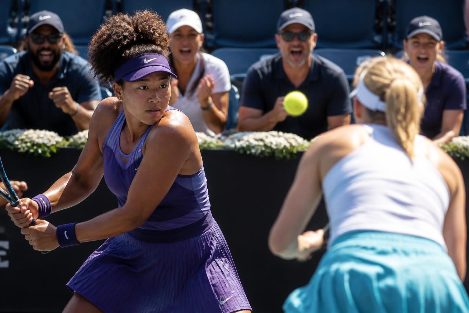 découvrez comment osaka a dominé alexandrova avec maîtrise et détermination dans un affrontement intense, rapporté par l'équipe.