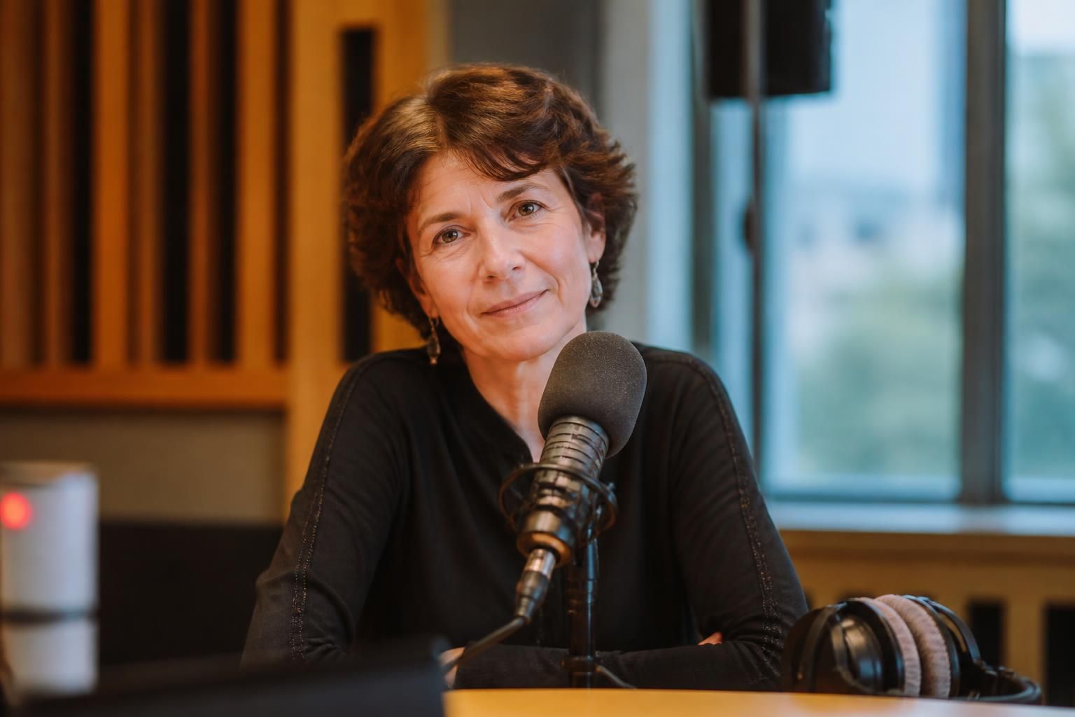 patricia martin, animatrice emblématique de « l’heure philo » et voix familière de france inter, annonce son départ de la station après des années de passion et de réflexions partagées.