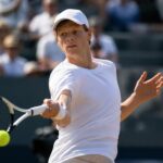 découvrez l'analyse de patrick mouratoglou sur l'un des joueurs les plus sous-estimés de l'histoire du tennis, dont le style rappelle celui de jannik sinner.