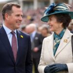 peter phillips et la princesse anne se retrouvent à la gold cup du cheltenham festival le 15 mars 2024. découvrez tous les détails et moments forts sur purepeople.com.