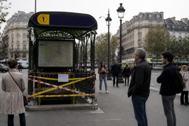 fermeture exceptionnelle de plusieurs stations de la ligne 1 du ratp à paris, décidée par la préfecture de police. informez-vous sur les stations concernées et les impacts sur votre trajet.
