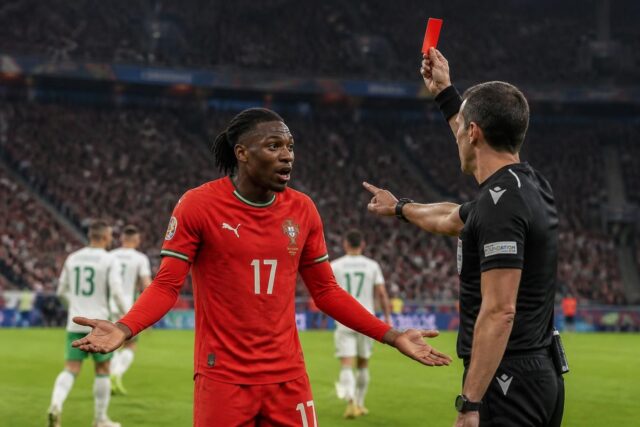 Rafael-Leao-expulse-de-maniere-inattendue-un-carton-rouge-qui-menace-sa-participation-a-la-Coupe-du-monde-640x427 Ethan Mbappé fait son grand retour à l'entraînement avec Lille après quatre mois d'absence