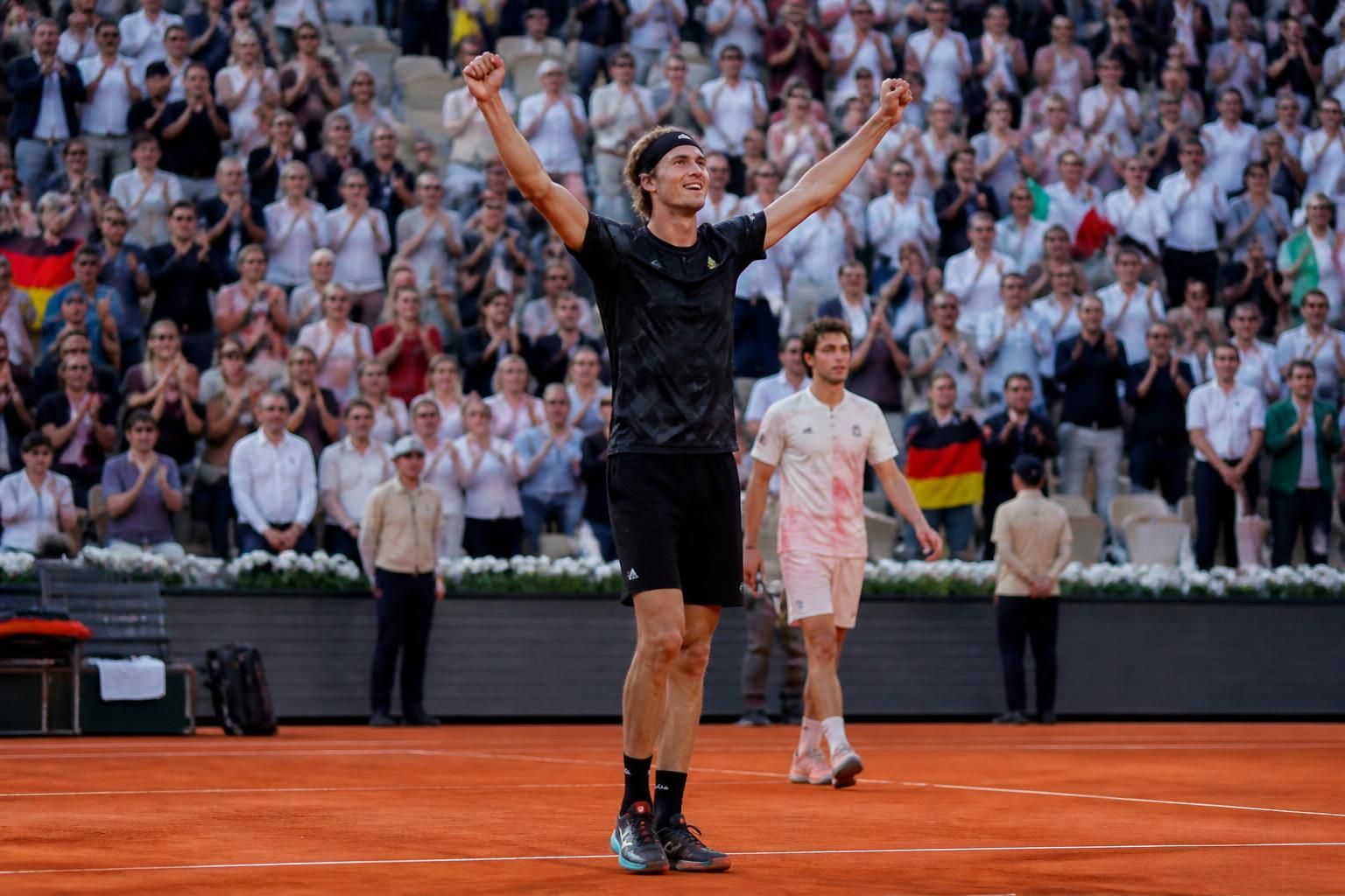 revivez le triomphe d'alexander zverev à roland-garros 2026 : une victoire épique en cinq sets contre flavio cobolli qui lui offre son premier titre de grand chelem.