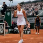 roland-garros : aryna sabalenka élimine naomi osaka et affrontera diana shnaider en quarts de finale pour une place en demi-finale.