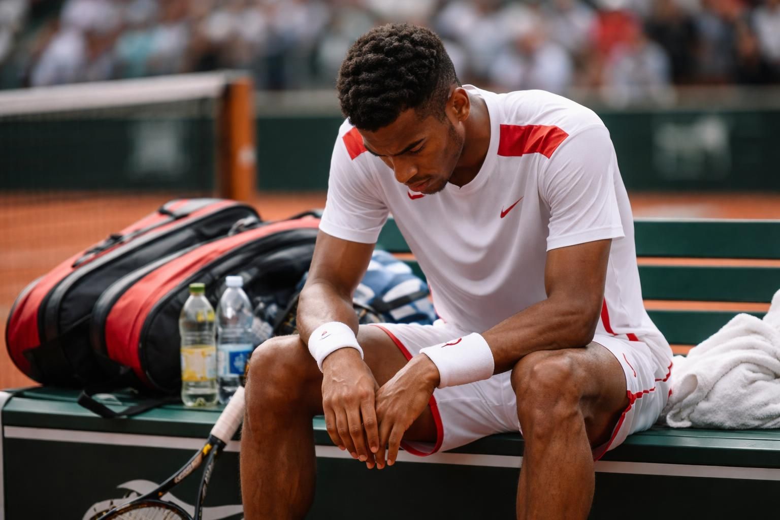 roland-garros : auger-aliassime exprime son désarroi et analyse sa défaite face à cobolli lors d'un match intense du tournoi.