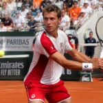 découvrez comment hugo nys, le joueur monégasque, se prépare avec détermination à créer la surprise en quart de finale du double messieurs à roland garros.