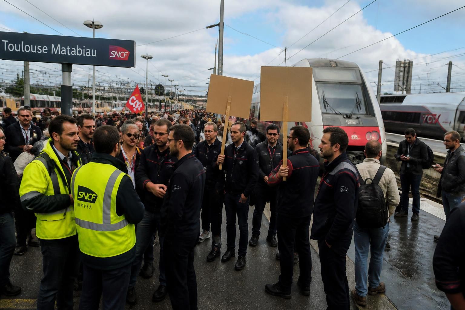 découvrez les détails de la grève des cheminots prévue mercredi, impactant principalement les trains du quotidien. france 24 vous informe sur les revendications des salariés de la sncf et les conséquences pour les voyageurs.