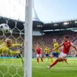 revivez la première mi-temps intense entre la suède et la tunisie avec un score de 2-1, incluant le but décisif de rekik.