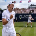 ugo humbert a remporté son match contre jack draper et se qualifie pour la finale du tournoi d'eastbourne, offrant une performance impressionnante sur le court.