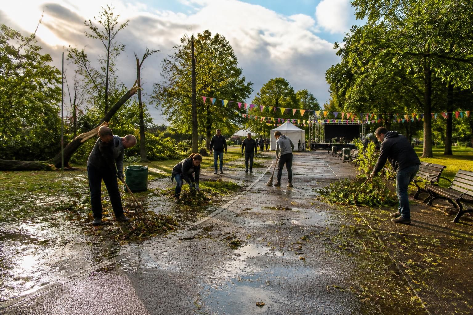à terville, après la tempête, un grand nettoyage est organisé pour préparer la fête du parc dans les meilleures conditions.