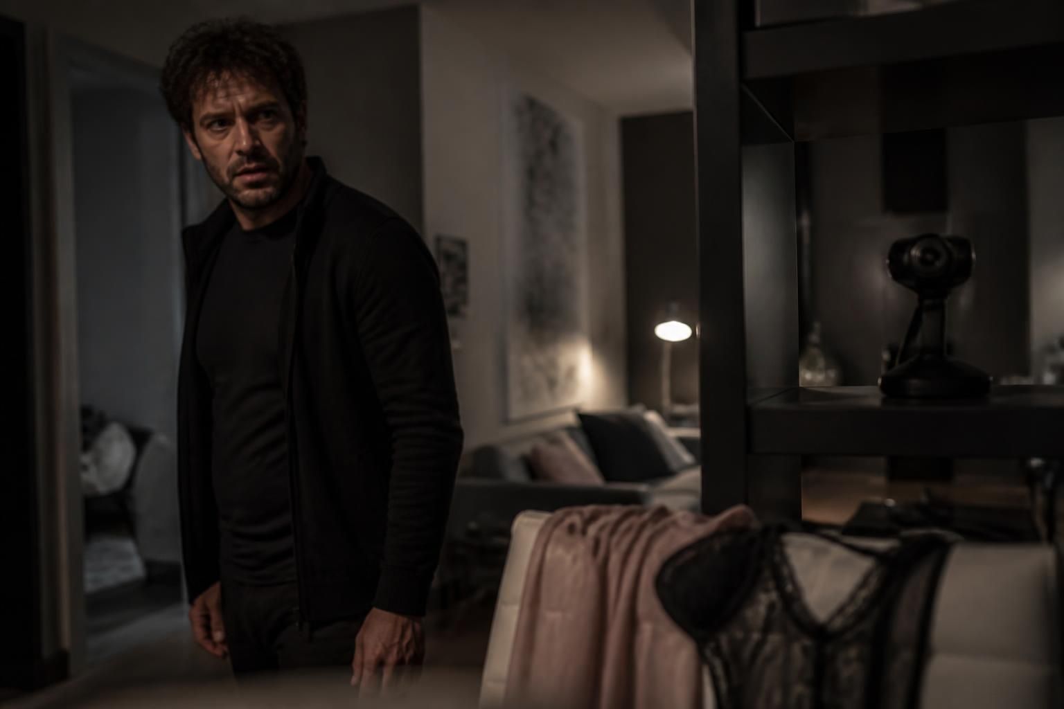 thomas lilti accusé par mediapart d’avoir filmé secrètement une proche nue avec une caméra cachée, une affaire qui soulève de vives réactions.