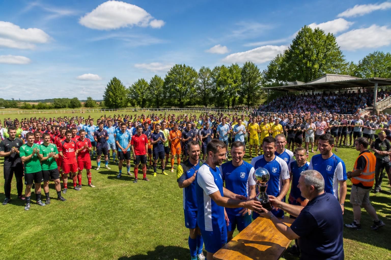 découvrez le tournoi de football à molinet avec 46 équipes en compétition et le trophée du fair-play remis à saint-denis-cabanne, un événement sportif et convivial à ne pas manquer.