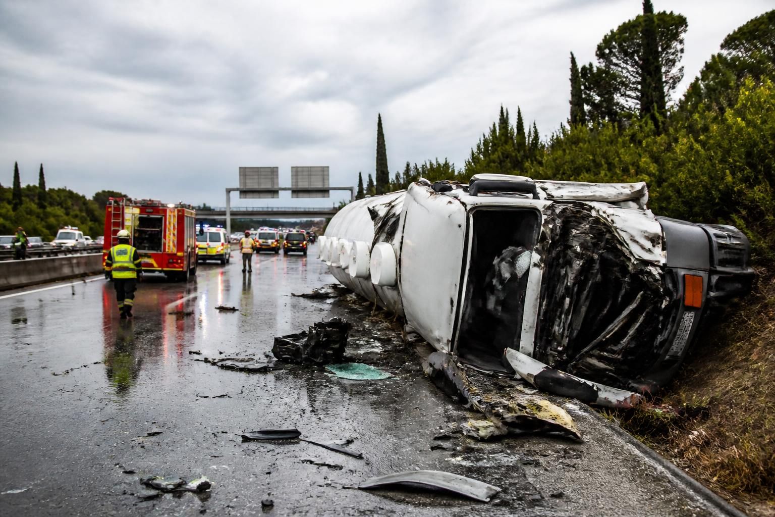 un tragique accident sur l'autoroute a9 à bernis a coûté la vie à un chauffeur de camion suite au renversement de son véhicule. retrouvez tous les détails sur cet incident tragique.