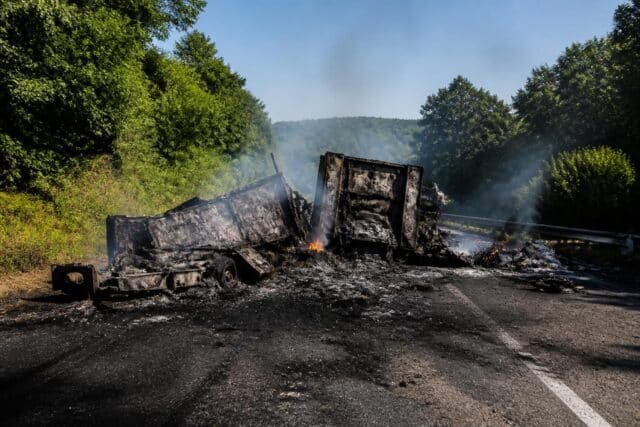 Un-poids-lourd-reduit-en-cendres-par-un-incendie-sur-lautoroute-a-Breconchaux-640x427 Tragédie à Chelsea : un cycliste fauché par un autobus scolaire dans l'Outaouais