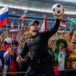 un policier impressionne les fans de la coupe du monde grâce à un exploit exceptionnel, captivant les spectateurs et faisant sensation sur bbc.