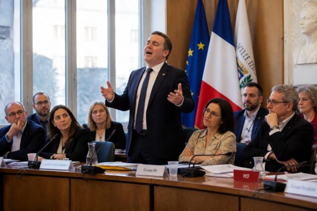 VIDEO.-Ivry-un-elu-RN-entonne-un-Je-vous-salue-Marie-en-conseil-municipal-pour-critiquer-la-derive-anti-laique-du-maire-PCF-640x427 Amiens : Gilles de Robien, culpabilité approuvée par le tribunal