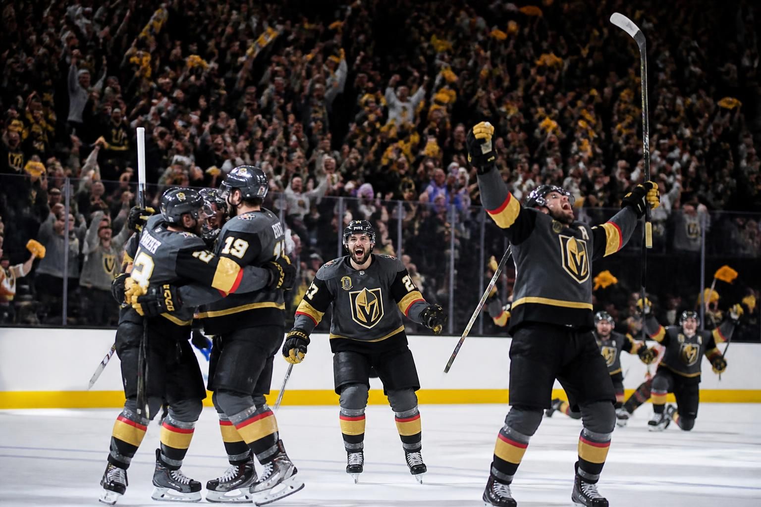 vegas reprend l'avantage dans la série après un troisième match épique, retrouvez l'analyse et les moments forts sur radio rtn.