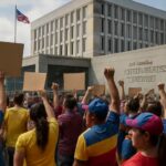 mobilisation devant l'ambassade américaine au venezuela pour réclamer une augmentation des salaires et défendre les droits des travailleurs.