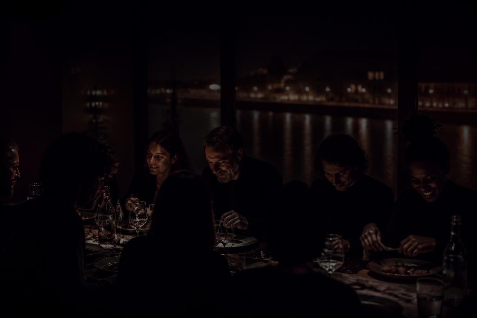 découvrez 'dans le noir ?' à bordeaux, une expérience sensorielle unique en partenariat avec rtl2, où la découverte et l'émotion se vivent dans l'obscurité totale.
