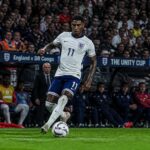 suivez en direct le match angleterre vs république démocratique du congo le 1er juillet à 23h00. rashford démarre en attaque tandis que saka débute sur le banc.