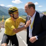 découvrez comment antoine dupont apporte son soutien à christian prudhomme sur son territoire lors de la 5e étape du tour de france, un moment fort couvert par l'équipe.