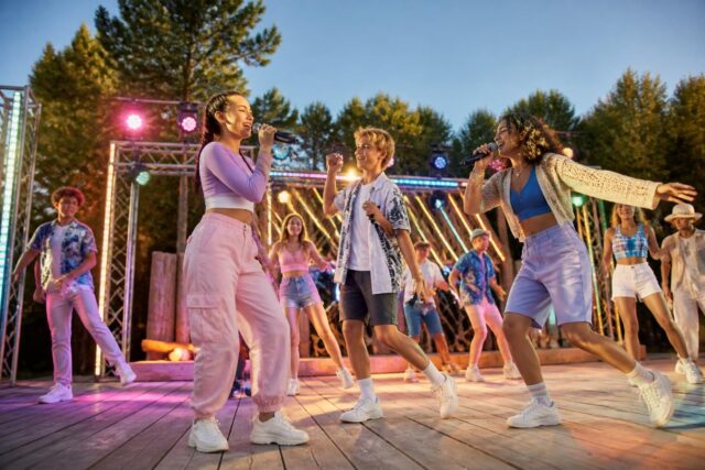 Camp-Rock-3-debarque-a-la-mi-aout-sur-Disney-Channel-et-Disney-preparez-vous-a-chanter-et-danser--640x427 Greg Zlap, l'harmoniciste, célèbre la légende Johnny Hallyday à travers un album émouvant