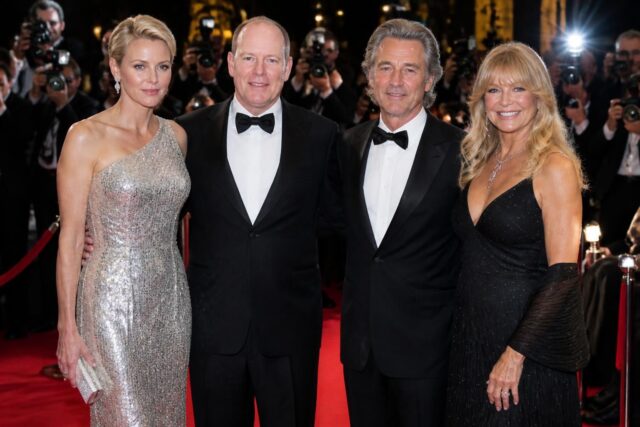 Charlene-et-Albert-de-Monaco-eblouissent-sur-le-tapis-rouge-aux-cotes-des-legendaires-Kurt-Russell-et-Goldie-Hawn-640x427 Le Centre Pompidou fermera ses portes pendant cinq ans pour rénovation : un phare parisien qui va laisser un vide, selon les guides-conférenciers