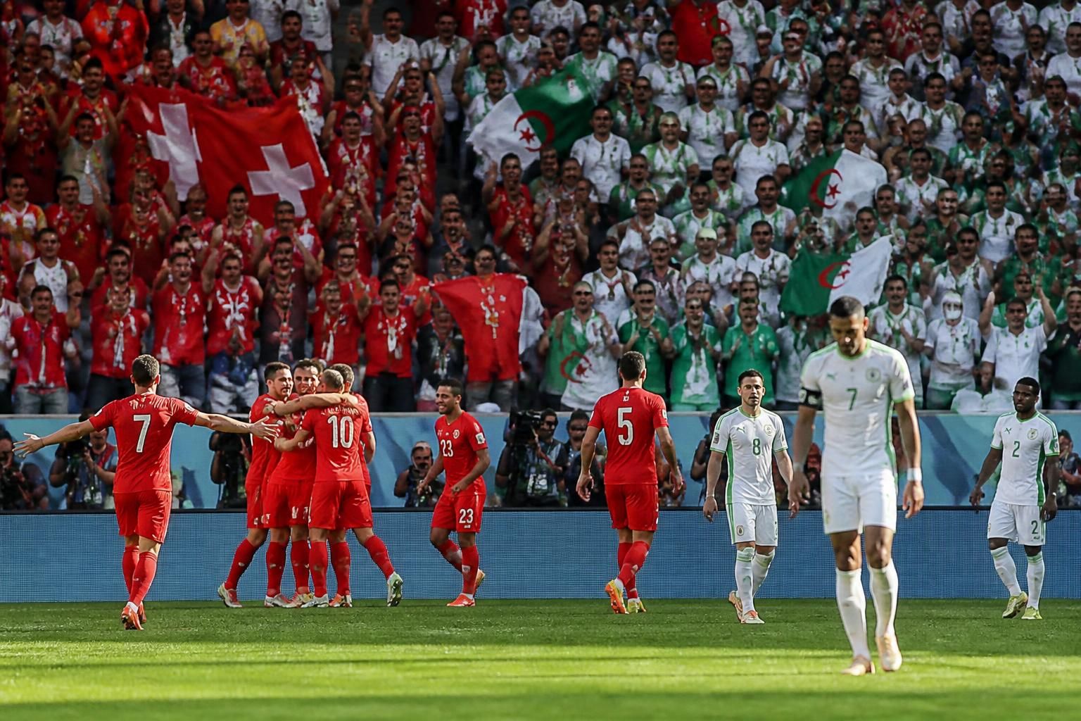 suivez en direct la coupe du monde avec arcinfo : la suisse prend une nette avance face à l'algérie en 16e de finale. analyse, score et réactions en temps réel.