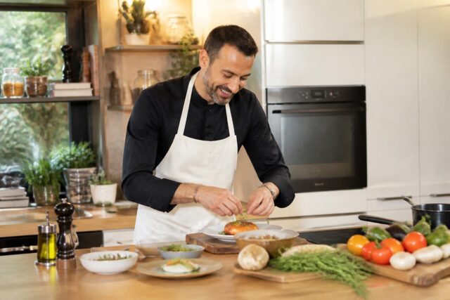 Decouvrez-Tous-en-cuisine-avec-Cyril-Lignac-Votre-rendez-vous-gourmand-sur-Ouest-France-640x427 Participez à 'Tous en cuisine' le samedi 6 septembre 2025 sur M6 : découvrez le menu savoureux et la liste des ingrédients en exclusivité - Les secrets de la télévision dévoilés