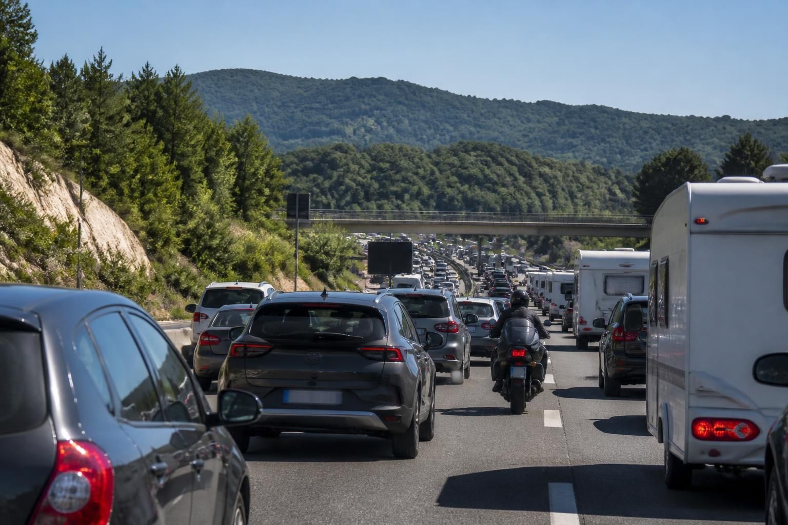 découvrez l'état du trafic sur les autoroutes du soleil en france lors des départs en vacances avec rtl info. informations en temps réel pour un voyage serein.