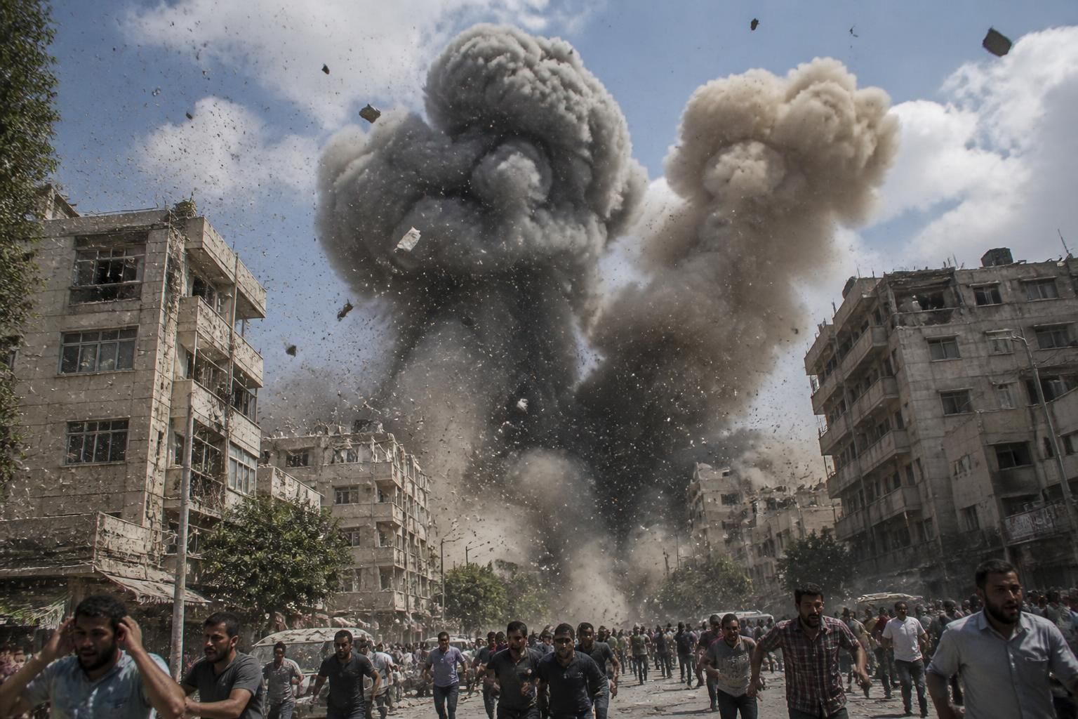 double explosion à damas : des débris de pierres et de plastique tombent sur la population, provoquant panique et dégâts. suivez les dernières informations sur france 24.