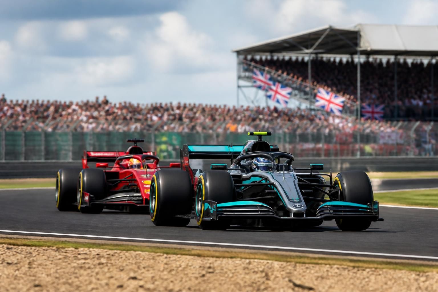 revivez le gp de grande-bretagne où antonelli a dominé hamilton sur le circuit. analyse, résultats et moments forts du grand prix sur sports.fr.
