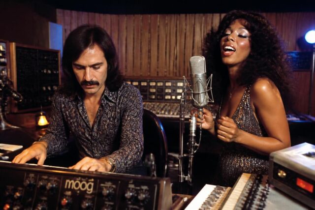 I-Feel-Love-Arte-devoile-lhistoire-du-duo-legendaire-Giorgio-Moroder-et-Donna-Summer-640x427 Le Dîner de cons sur TMC ce soir : découvrez pourquoi Pierre Richard convoitait le rôle de Jacques Villeret