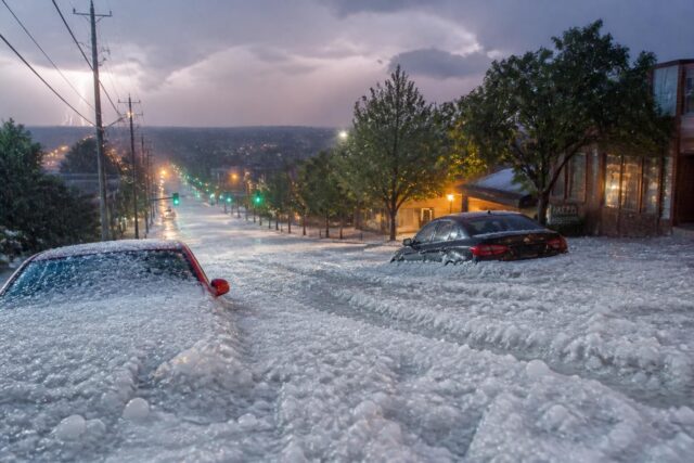 Idaho-une-tempete-de-grele-spectaculaire-metamorphose-les-rues-en-torrents-glaces-640x427 Fête des Mères : les hommes devront repasser dans la rue