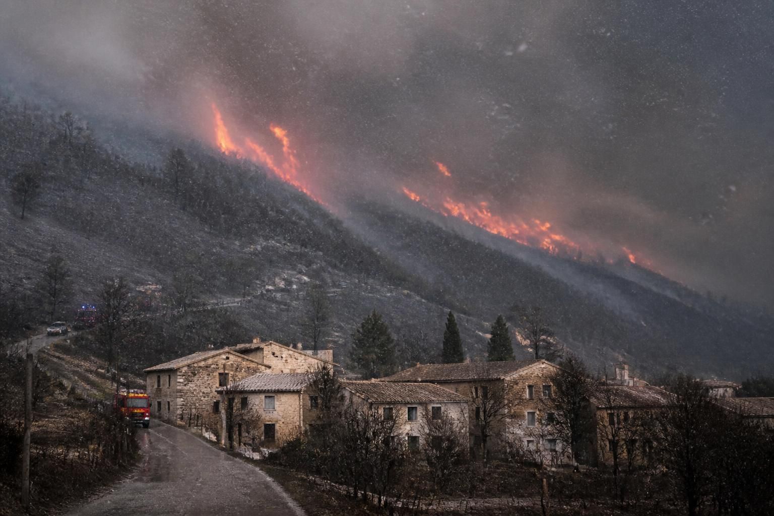 suivez en direct l'incendie majeur dans la drôme près de die, où 740 hectares ont été ravagés et un village est recouvert d'un déluge de cendres. dernières informations et interventions sur le dauphiné libéré.