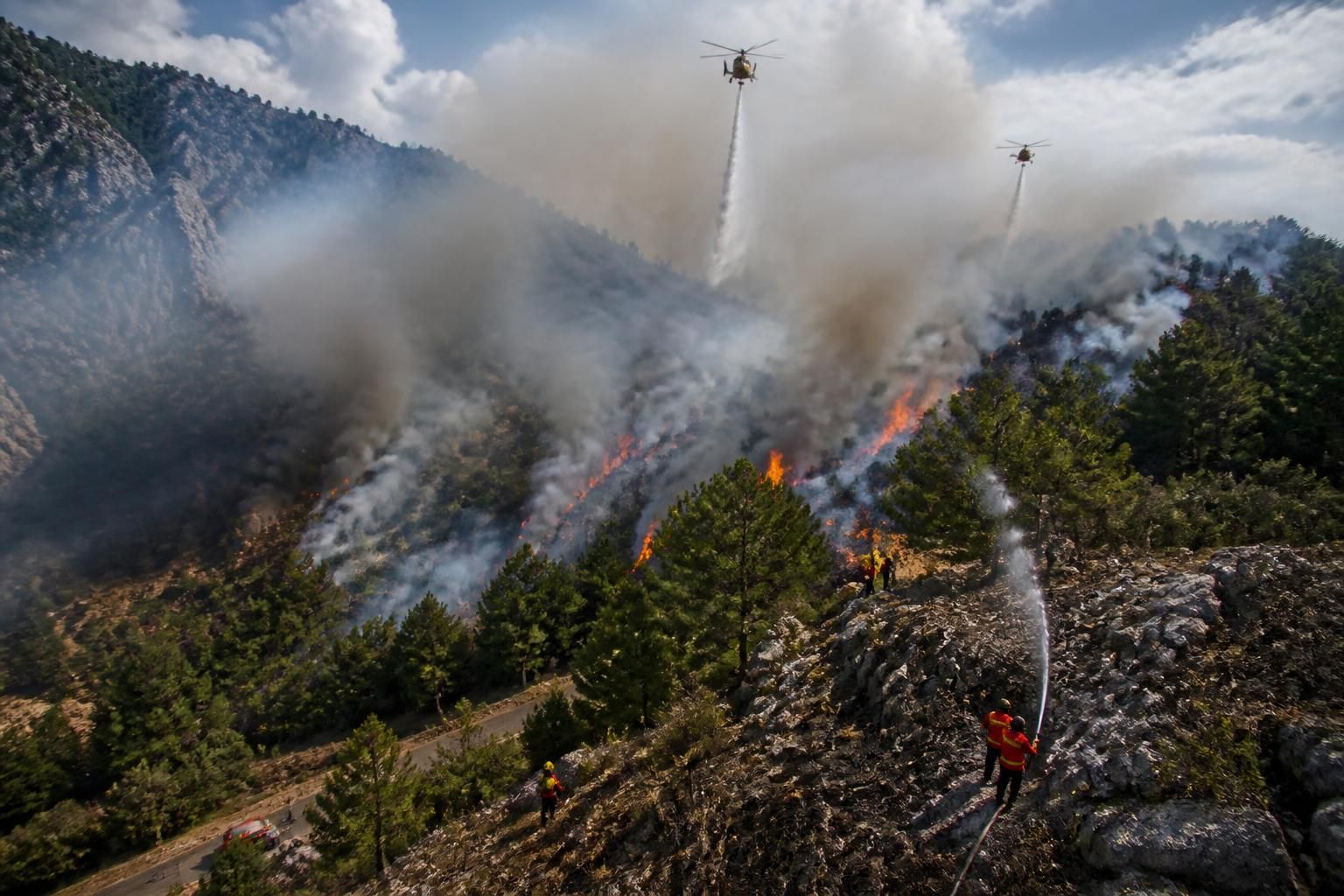 incendie dans les pyrénées-orientales maîtrisé mais toujours en activité, efforts des pompiers pour contenir les flammes et protéger les habitants.