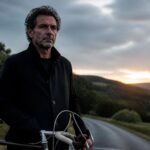 jean-rené bernaudeau exprime ses inquiétudes face à la transformation du tour de france en spectacle, préférant que la course conserve son authenticité et ses valeurs traditionnelles.