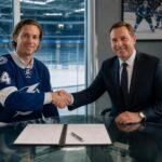 découvrez l'arrivée de john carlson au lightning de tampa bay avec la signature officielle d'un nouvel accord, renforçant l'équipe pour la saison à venir.