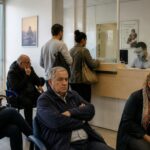 découvrez pourquoi de nombreux clients de la banque postale attendent encore le versement de leur salaire sur leur compte et les impacts sur leurs finances, selon economie matin.