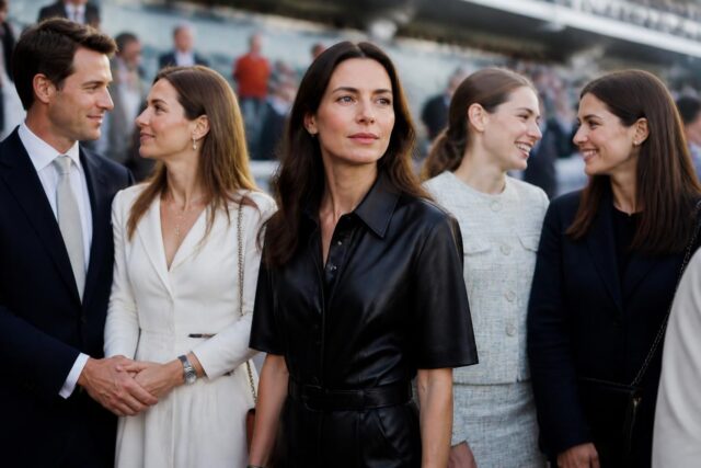 Les-Casiraghi-Ducruet-reunis-au-Grand-Prix-Charlotte-Casiraghi-elegante-en-cuir-Pierre-et-Beatrice-amoureux-Marie-et-Camille-complices-640x427 Le cours de l'or atteint 13 millions de VND l'once : quelles perspectives d'avenir selon les dernières prévisions ?