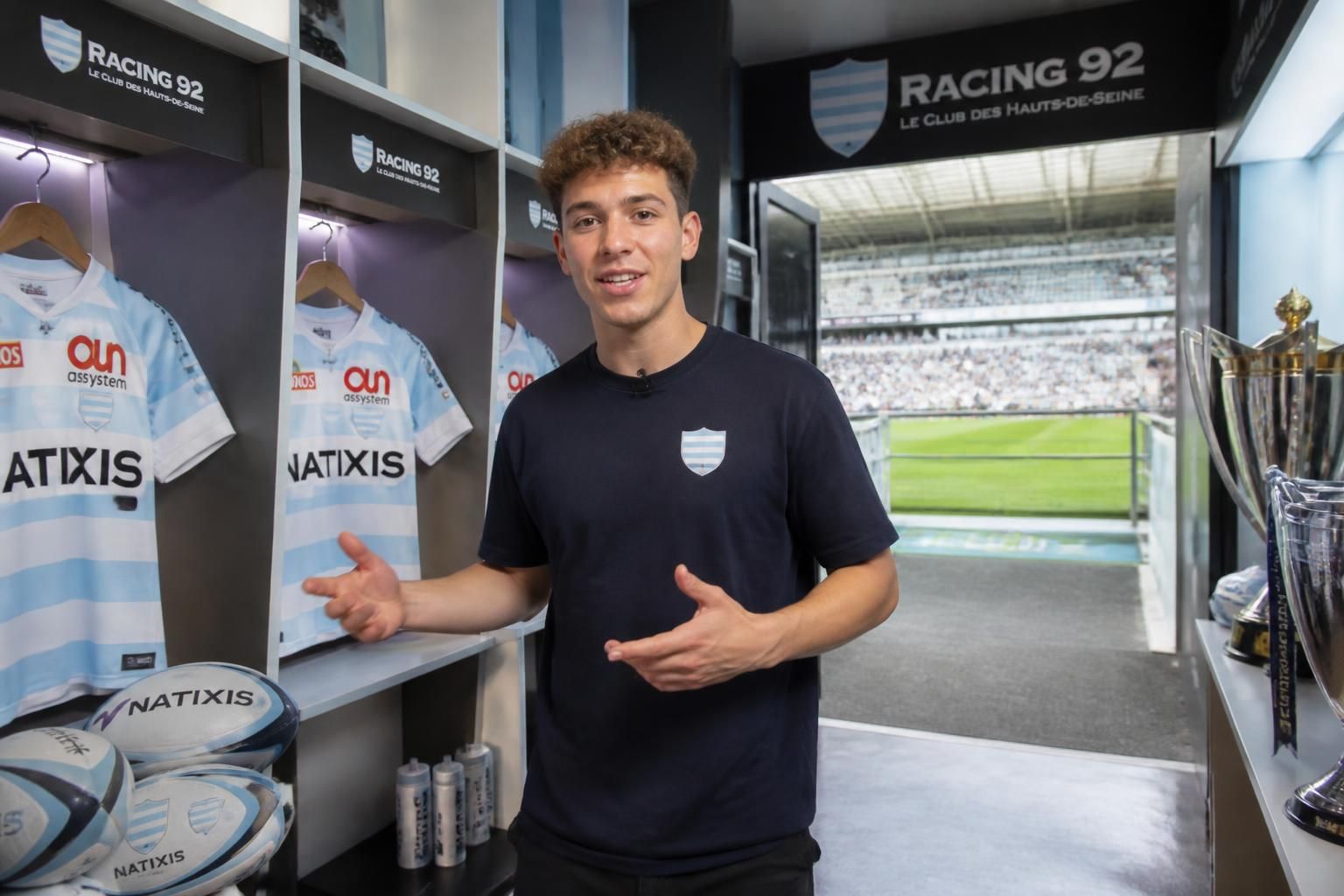 découvrez les coulisses exclusives du racing 92 avec mathéo, plongez au cœur de l'équipe et vivez l'ambiance unique du club de rugby.